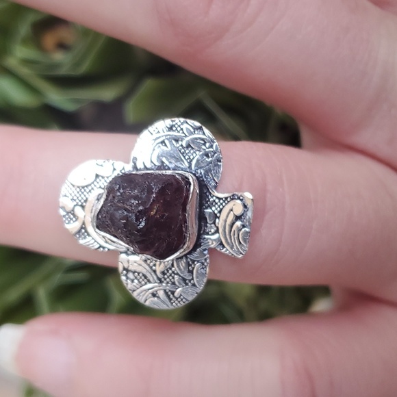 New Rough Natural Mozambique Garnet Carved 925 Silver Club Ring. - Picture 4 of 12